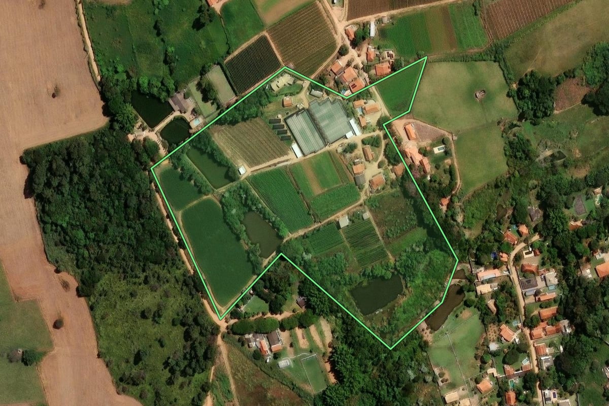 Imagem de satélite do imóvel rural em Itupeva (SP), com o contorno declarado no CAR desenhado por cima.