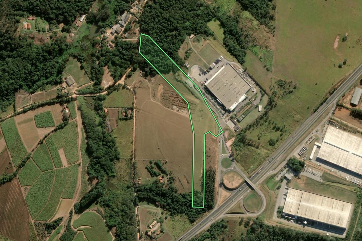 Imagem de satélite do imóvel rural em Itupeva (SP), com o contorno declarado no CAR desenhado por cima.