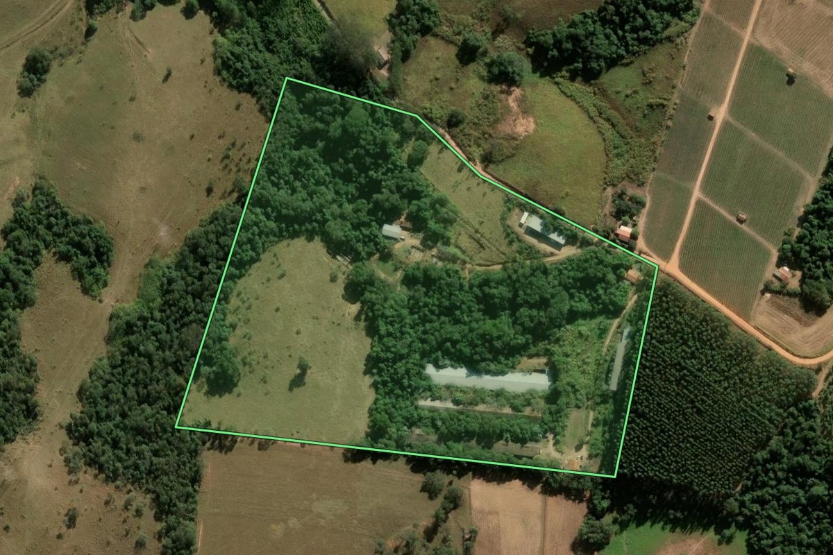 Imagem de satélite do imóvel rural em Itupeva (SP), com o contorno declarado no CAR desenhado por cima.