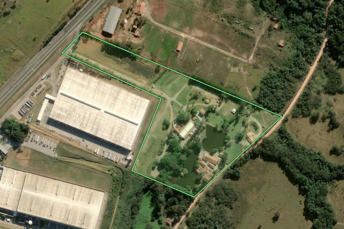 Imagem de satélite do imóvel rural em Itupeva (SP), com o contorno declarado no CAR desenhado por cima.