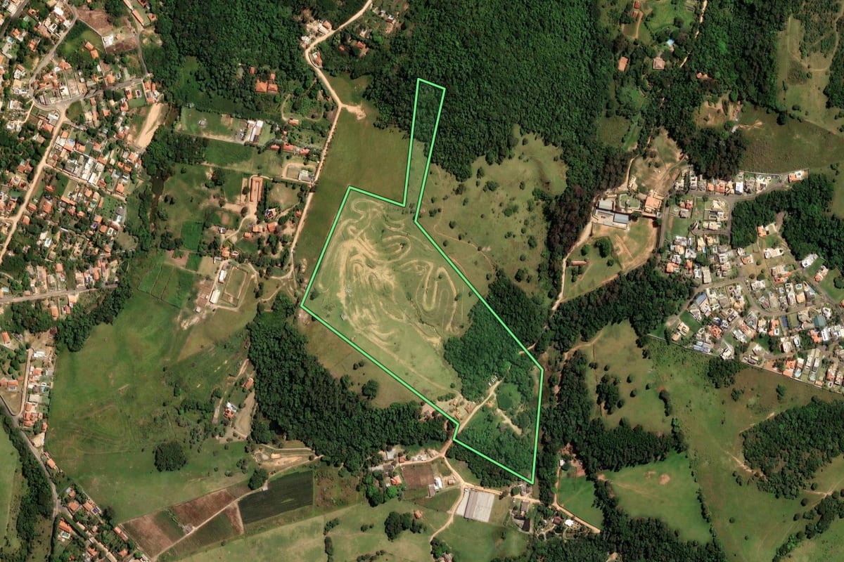 Imagem de satélite do imóvel rural em Itupeva (SP), com o contorno declarado no CAR desenhado por cima.