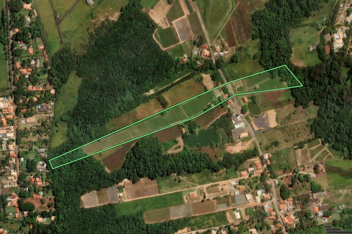 Imagem de satélite do imóvel rural em Itupeva (SP), com o contorno declarado no CAR desenhado por cima.