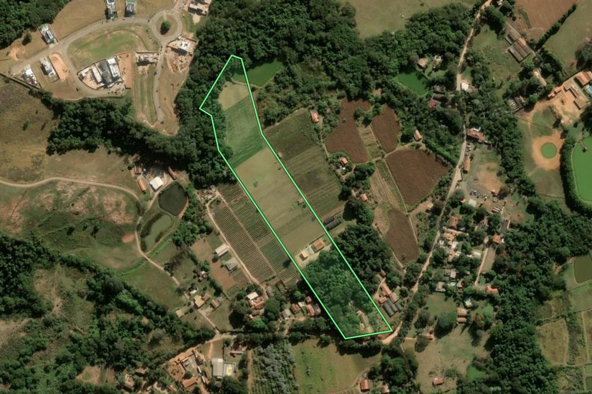 Imagem de satélite do imóvel rural em Itupeva (SP), com o contorno declarado no CAR desenhado por cima.