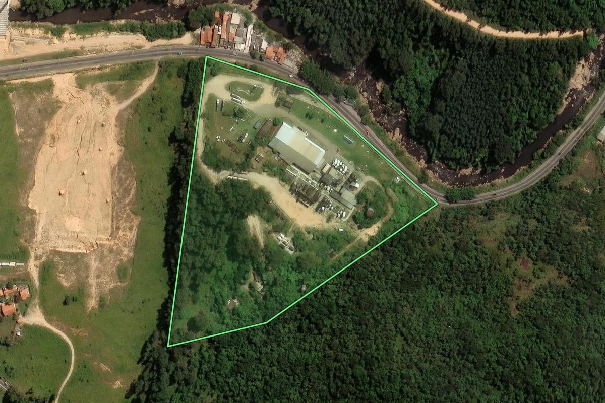 Imagem de satélite do imóvel rural em Itupeva (SP), com o contorno declarado no CAR desenhado por cima.