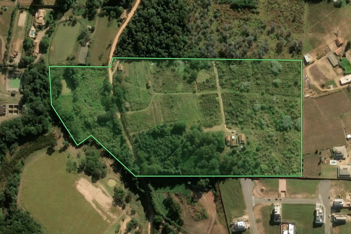 Imagem de satélite do imóvel rural em Itupeva (SP), com o contorno declarado no CAR desenhado por cima.
