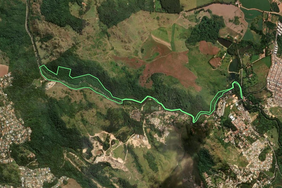 Imagem de satélite do imóvel rural em Itupeva (SP), com o contorno declarado no CAR desenhado por cima.