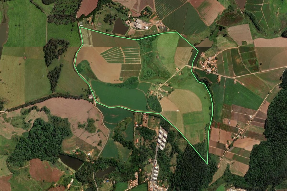 Imagem de satélite do imóvel rural em Itupeva (SP), com o contorno declarado no CAR desenhado por cima.