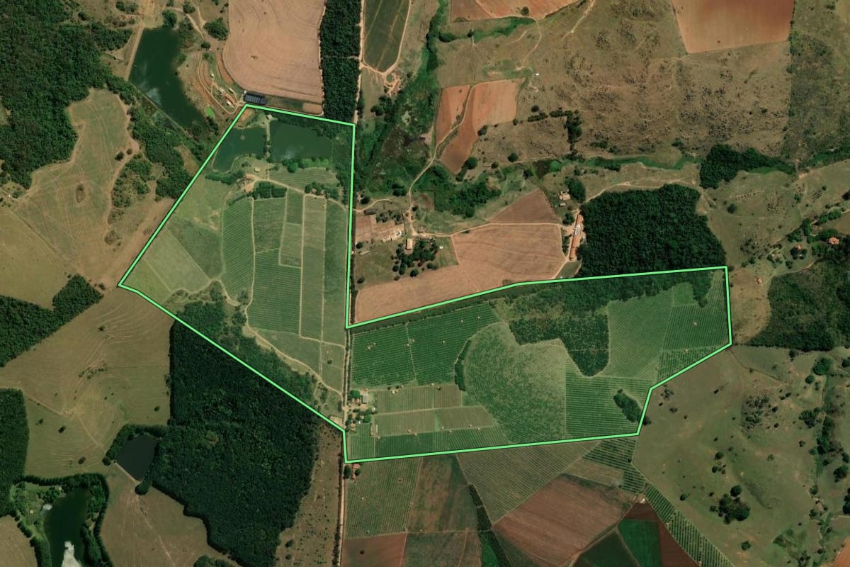 Imagem de satélite do imóvel rural em Itupeva (SP), com o contorno declarado no CAR desenhado por cima.