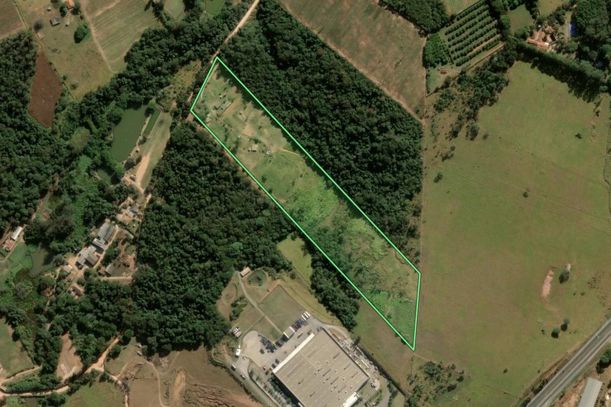 Imagem de satélite do imóvel rural em Itupeva (SP), com o contorno declarado no CAR desenhado por cima.