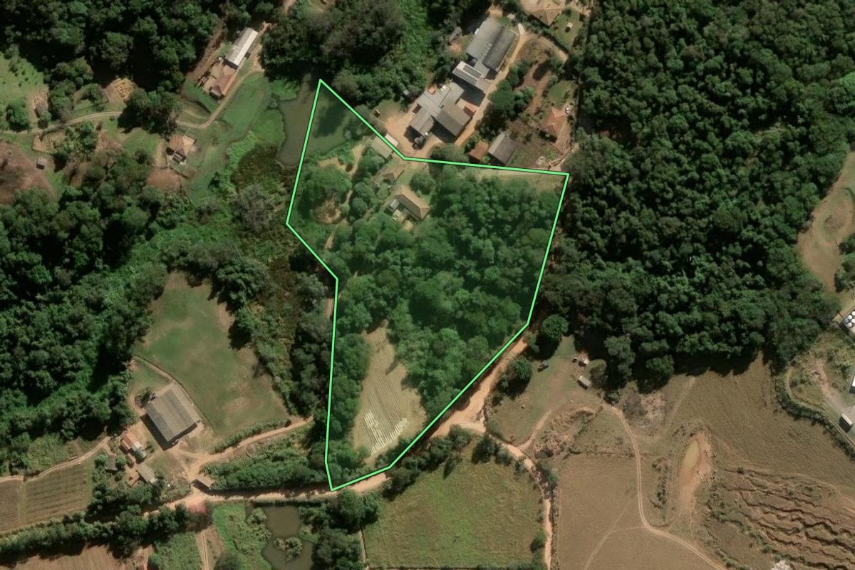Imagem de satélite do imóvel rural em Itupeva (SP), com o contorno declarado no CAR desenhado por cima.