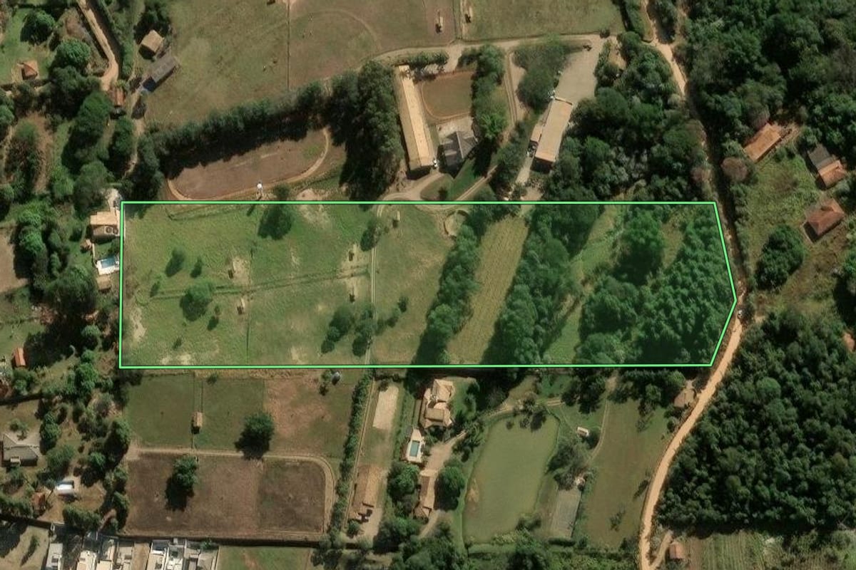 Imagem de satélite do imóvel rural em Itupeva (SP), com o contorno declarado no CAR desenhado por cima.