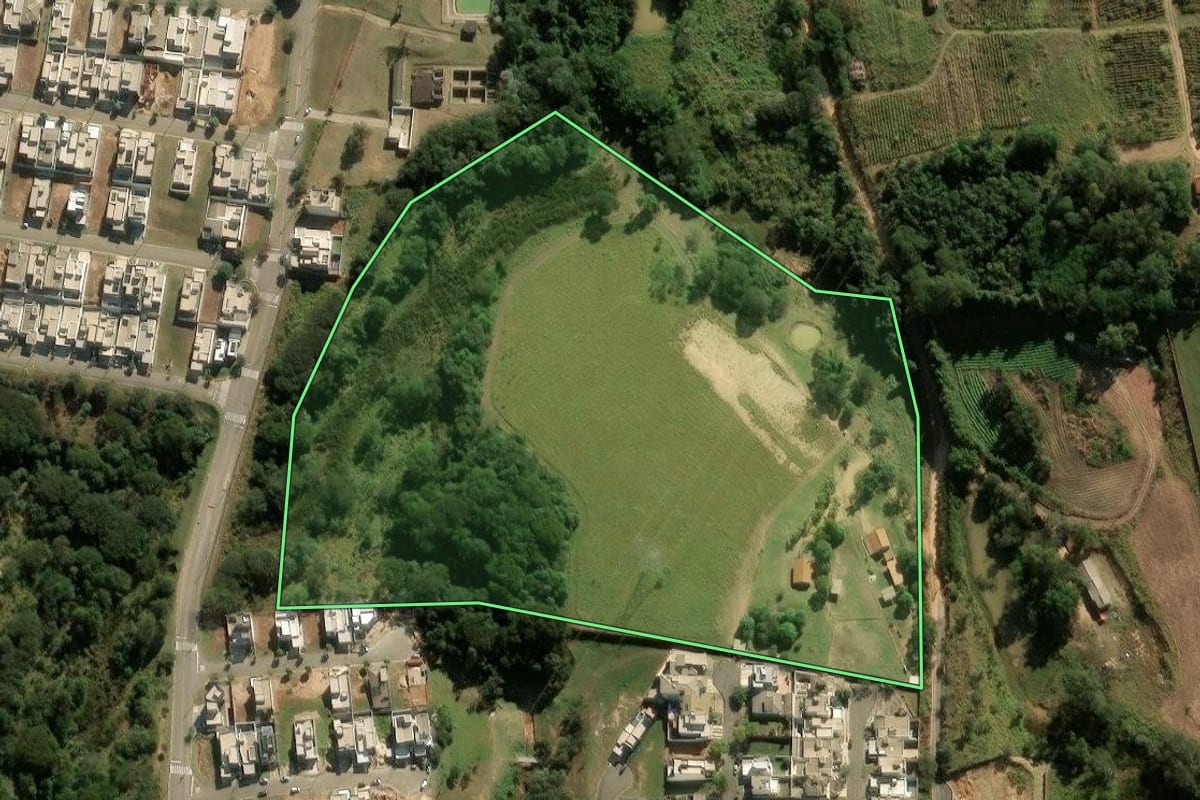 Imagem de satélite do imóvel rural em Itupeva (SP), com o contorno declarado no CAR desenhado por cima.