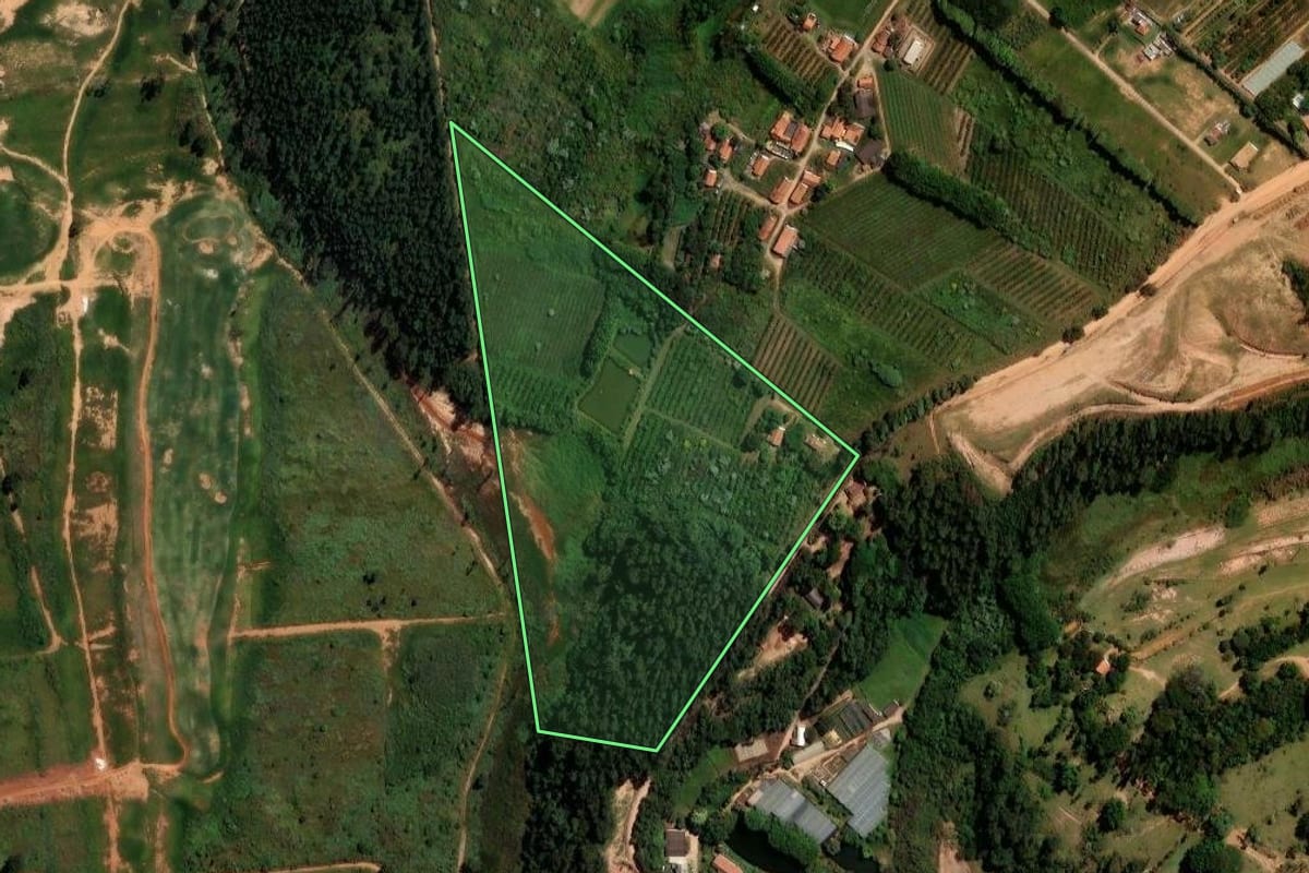 Imagem de satélite do imóvel rural em Itupeva (SP), com o contorno declarado no CAR desenhado por cima.