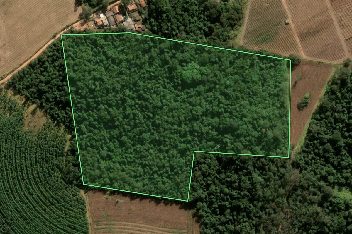 Imagem de satélite do imóvel rural em Itupeva (SP), com o contorno declarado no CAR desenhado por cima.