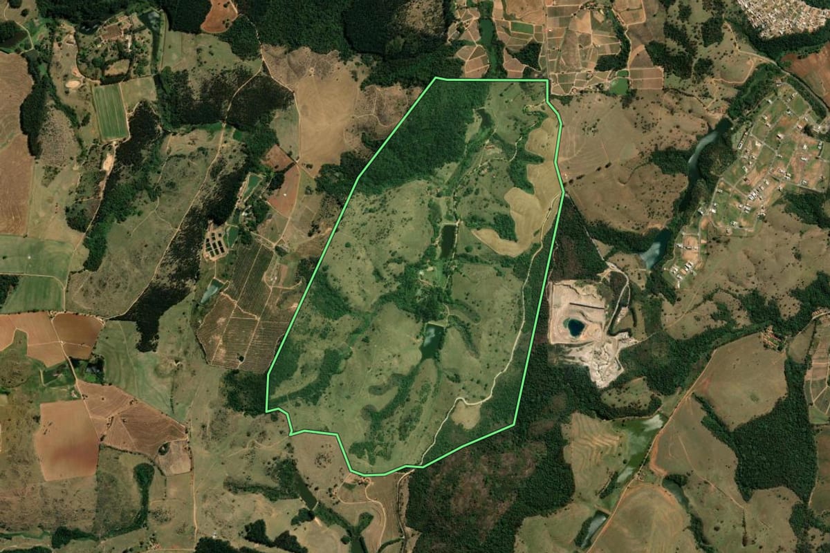 Imagem de satélite do imóvel rural em Itupeva (SP), com o contorno declarado no CAR desenhado por cima.