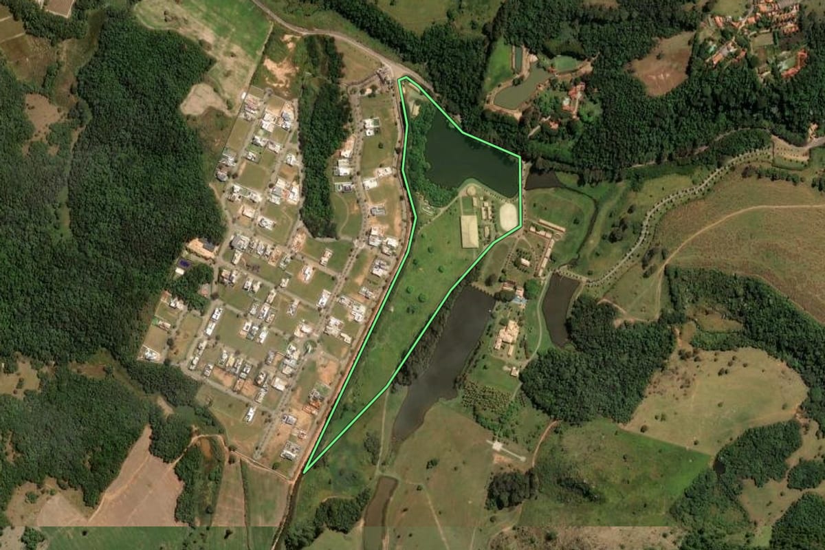 Imagem de satélite do imóvel rural em Itupeva (SP), com o contorno declarado no CAR desenhado por cima.