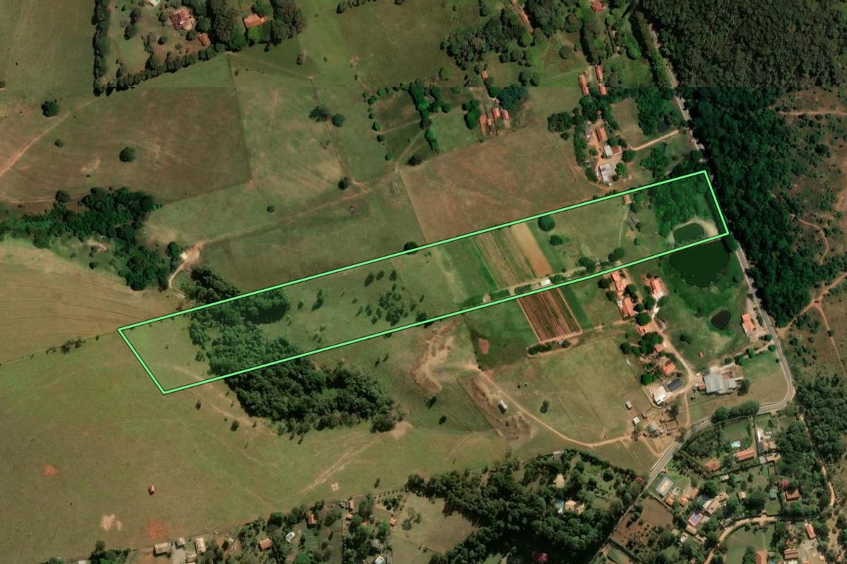 Imagem de satélite do imóvel rural em Itupeva (SP), com o contorno declarado no CAR desenhado por cima.