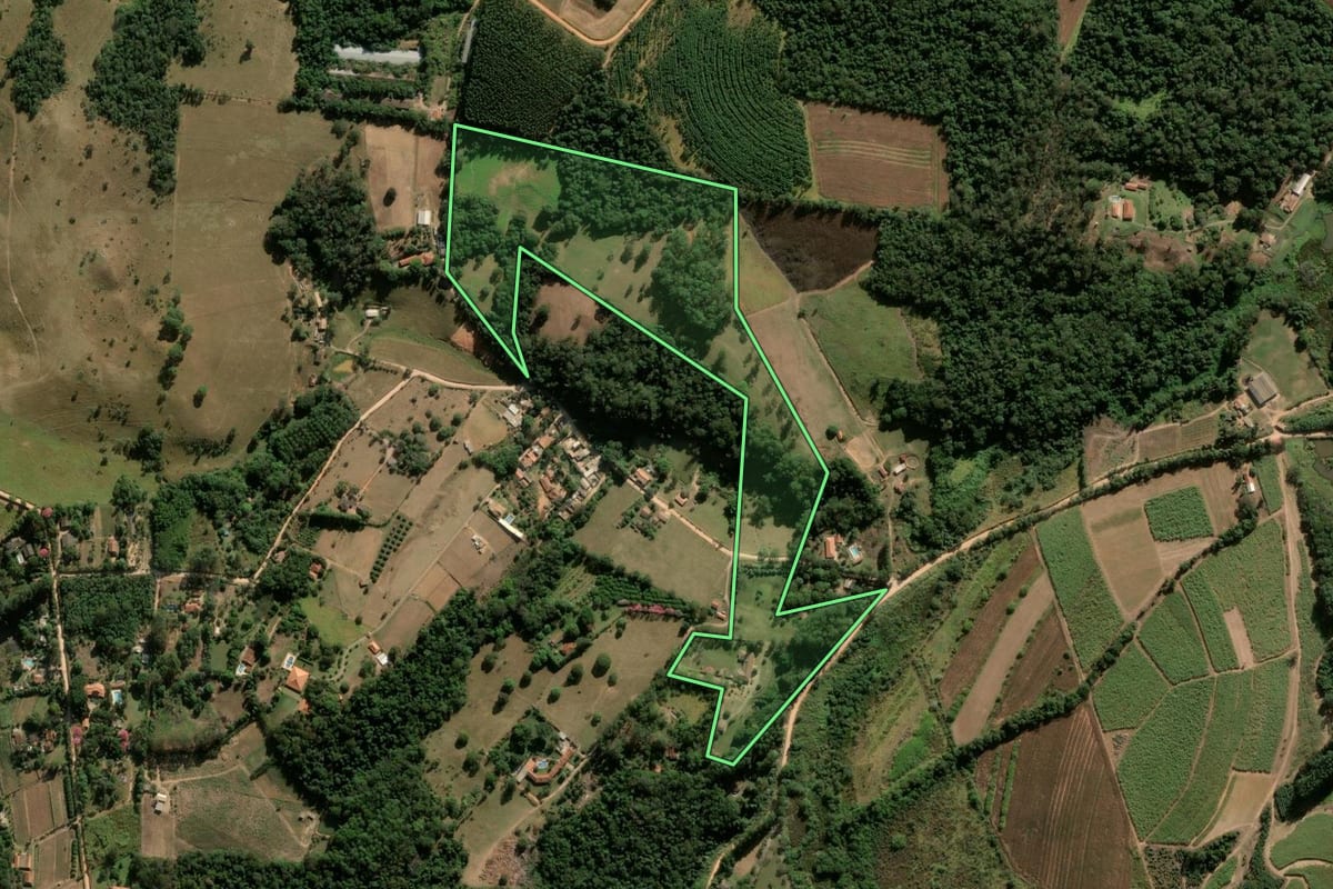 Imagem de satélite do imóvel rural em Itupeva (SP), com o contorno declarado no CAR desenhado por cima.