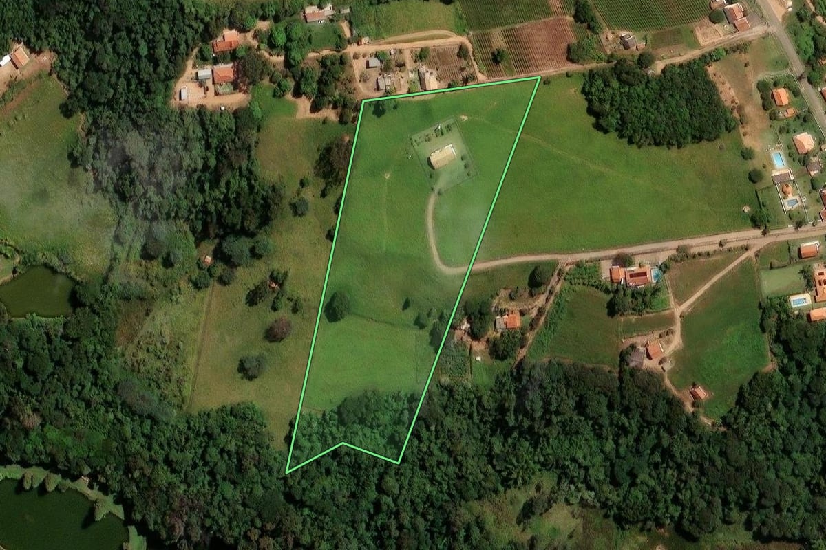 Imagem de satélite do imóvel rural em Itupeva (SP), com o contorno declarado no CAR desenhado por cima.