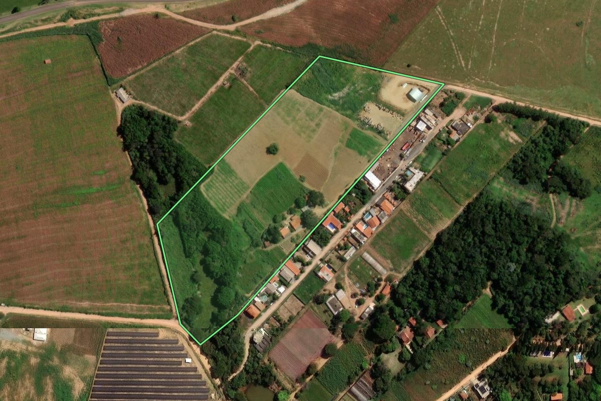 Imagem de satélite do imóvel rural em Itupeva (SP), com o contorno declarado no CAR desenhado por cima.