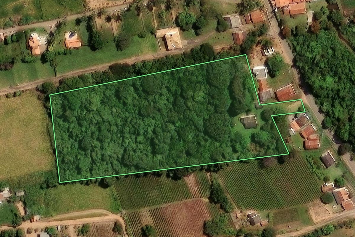 Imagem de satélite do imóvel rural em Itupeva (SP), com o contorno declarado no CAR desenhado por cima.