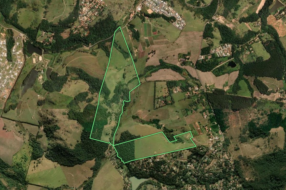 Imagem de satélite do imóvel rural em Itupeva (SP), com o contorno declarado no CAR desenhado por cima.