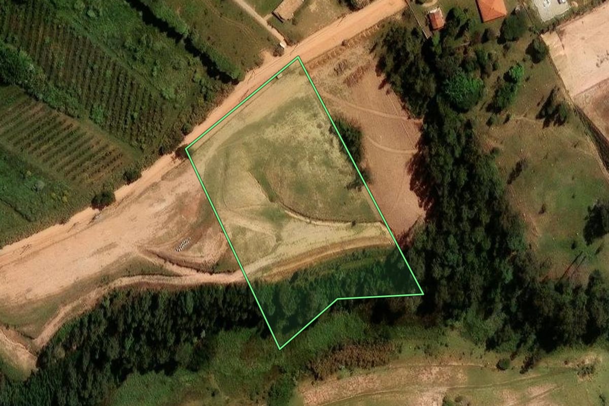 Imagem de satélite do imóvel rural em Itupeva (SP), com o contorno declarado no CAR desenhado por cima.
