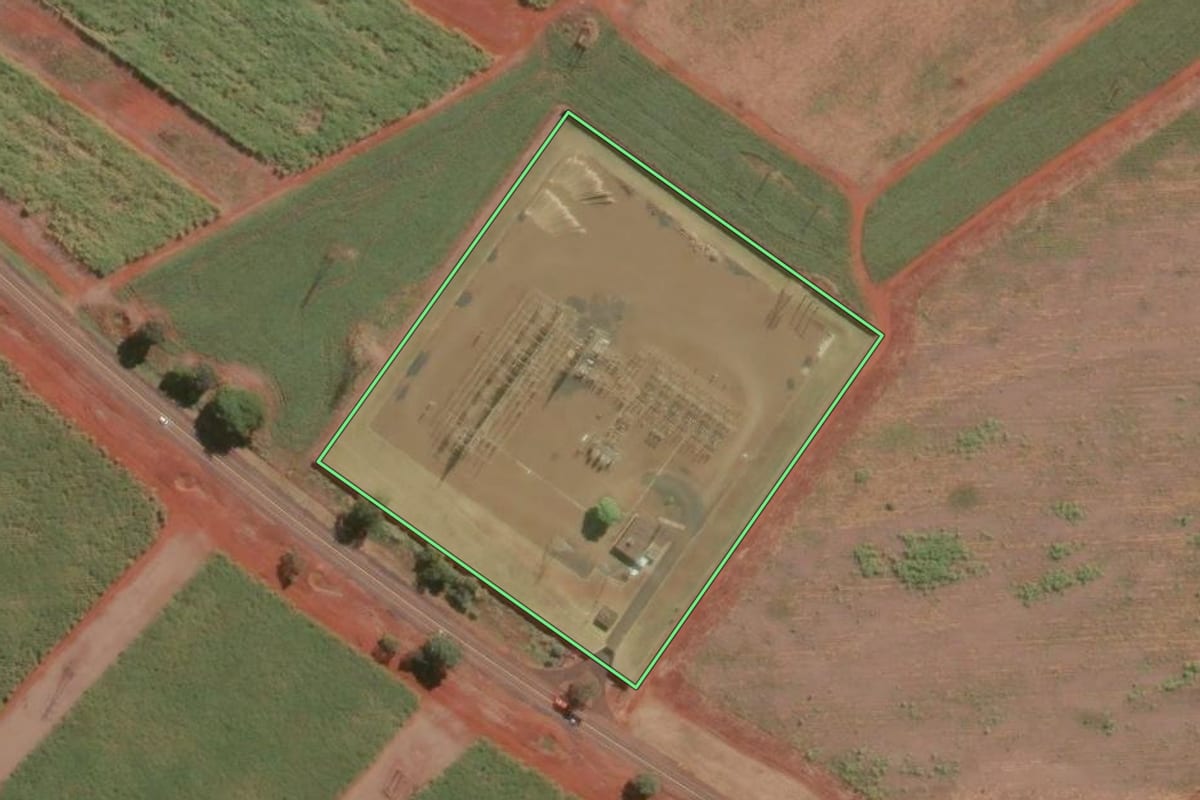 Imagem de satélite do imóvel rural em Ituverava (SP), com o contorno declarado no CAR desenhado por cima.