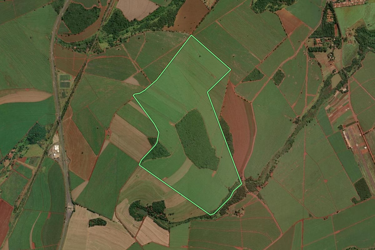 Imagem de satélite do imóvel rural em Ituverava (SP), com o contorno declarado no CAR desenhado por cima.