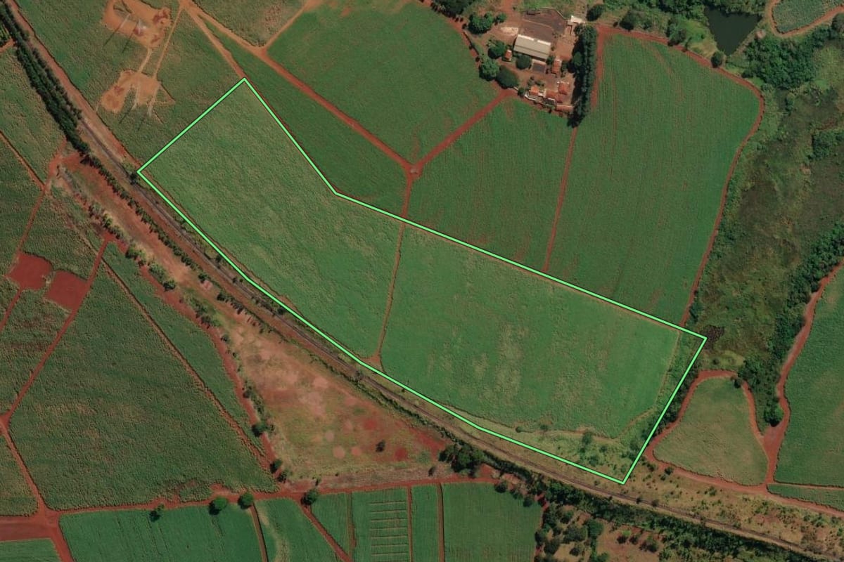 Imagem de satélite do imóvel rural em Ituverava (SP), com o contorno declarado no CAR desenhado por cima.