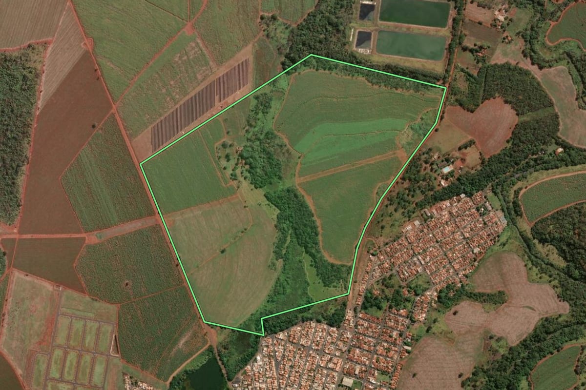 Imagem de satélite do imóvel rural em Ituverava (SP), com o contorno declarado no CAR desenhado por cima.