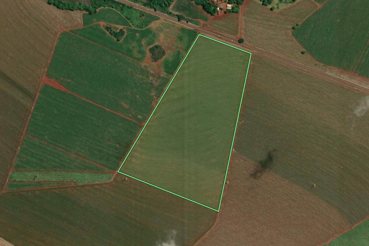 Imagem de satélite do imóvel rural em Ituverava (SP), com o contorno declarado no CAR desenhado por cima.