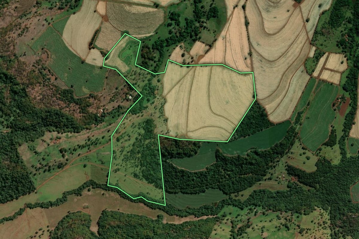 Imagem de satélite do imóvel rural em Ituverava (SP), com o contorno declarado no CAR desenhado por cima.