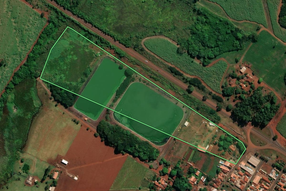 Imagem de satélite do imóvel rural em Ituverava (SP), com o contorno declarado no CAR desenhado por cima.