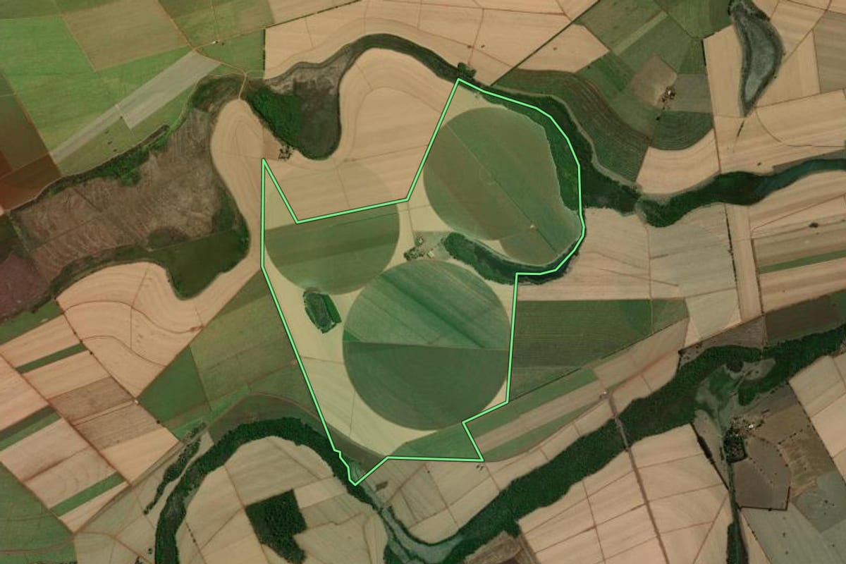 Imagem de satélite do imóvel rural em Jaborandi (SP), com o contorno declarado no CAR desenhado por cima.
