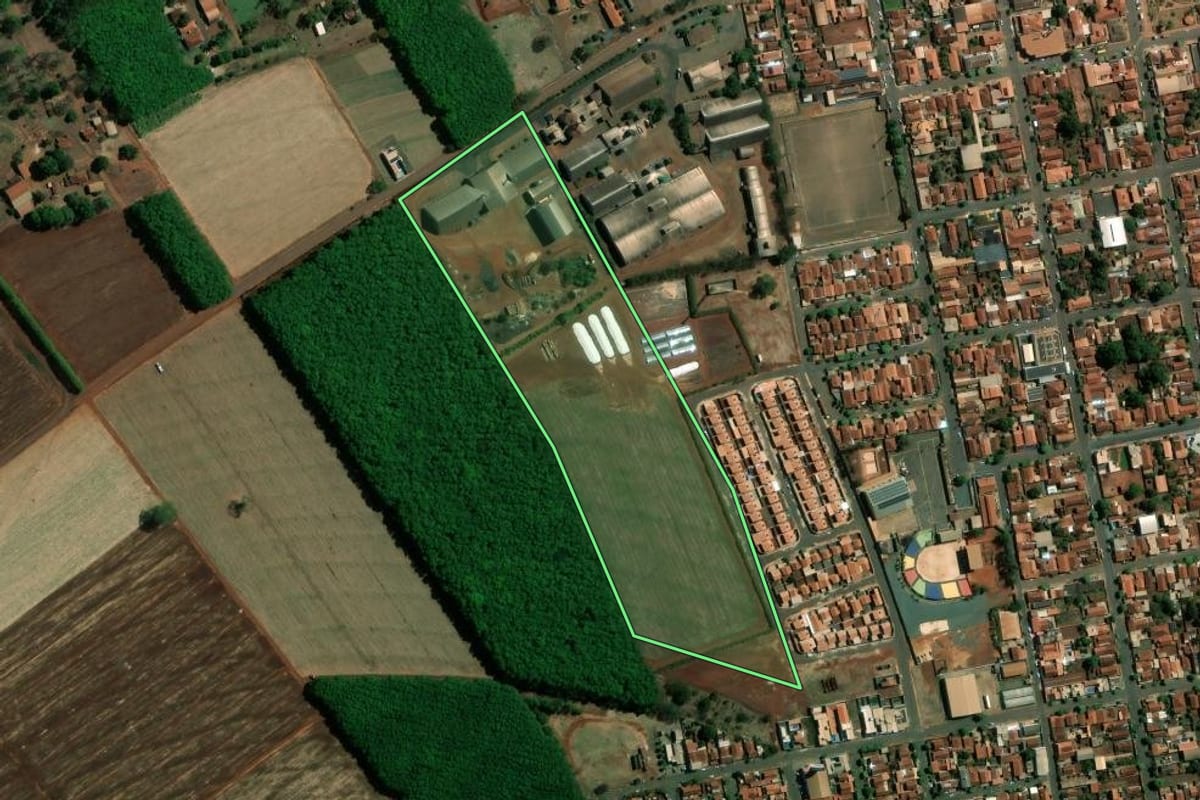 Imagem de satélite do imóvel rural em Jaborandi (SP), com o contorno declarado no CAR desenhado por cima.