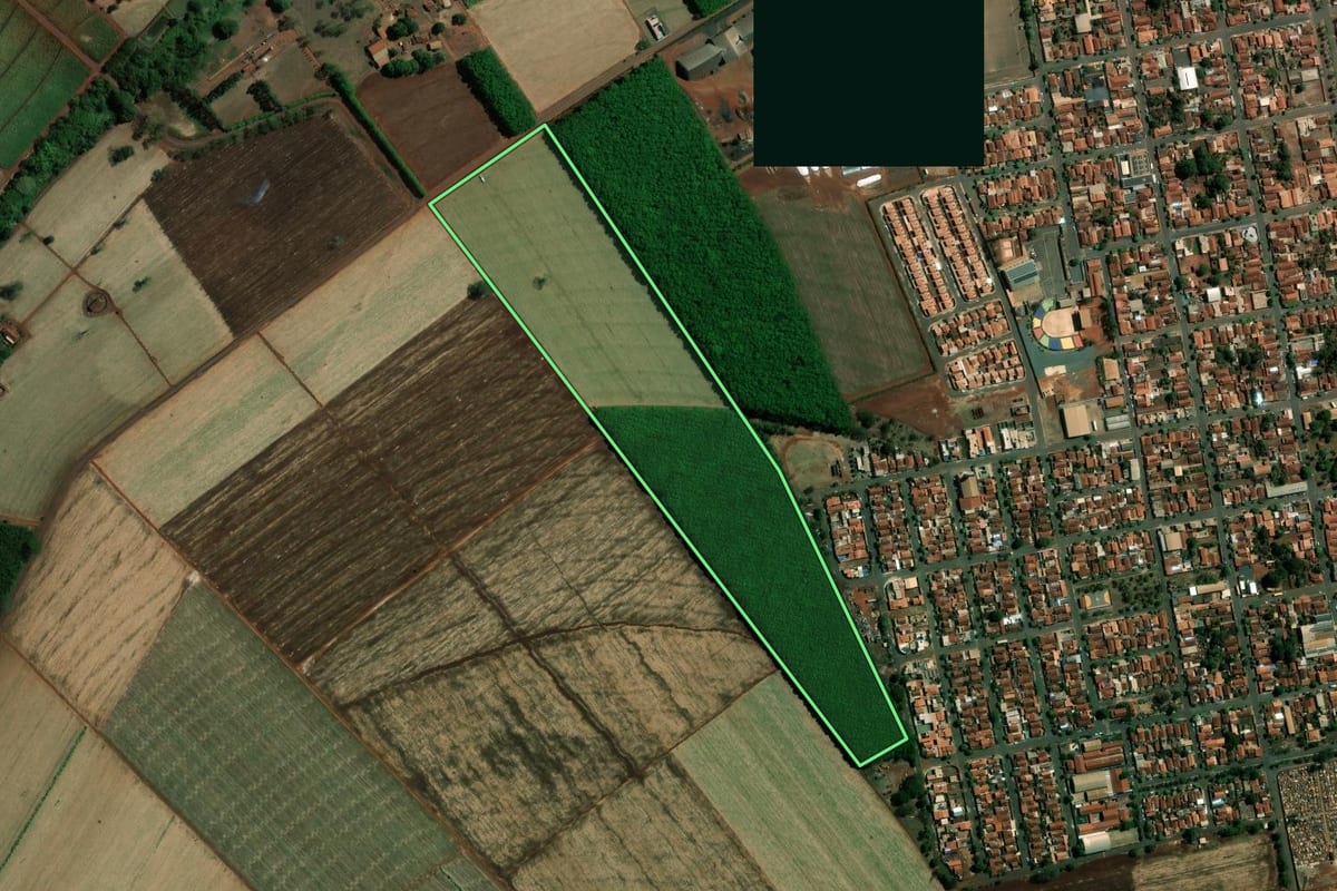 Imagem de satélite do imóvel rural em Jaborandi (SP), com o contorno declarado no CAR desenhado por cima.