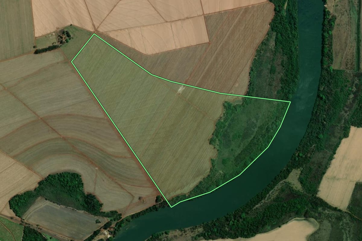 Imagem de satélite do imóvel rural em Jaborandi (SP), com o contorno declarado no CAR desenhado por cima.