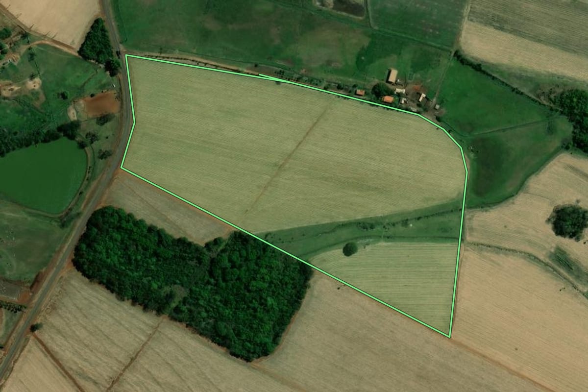 Imagem de satélite do imóvel rural em Jaborandi (SP), com o contorno declarado no CAR desenhado por cima.