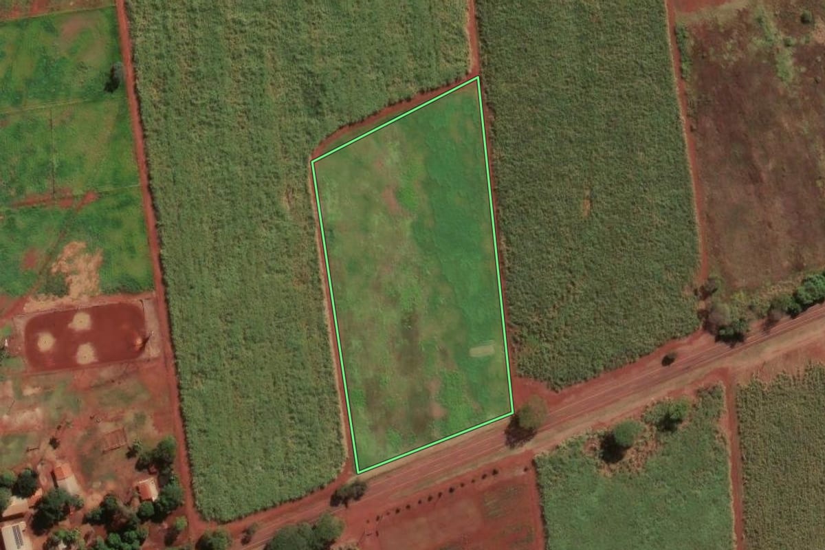 Imagem de satélite do imóvel rural em Jaboticabal (SP), com o contorno declarado no CAR desenhado por cima.