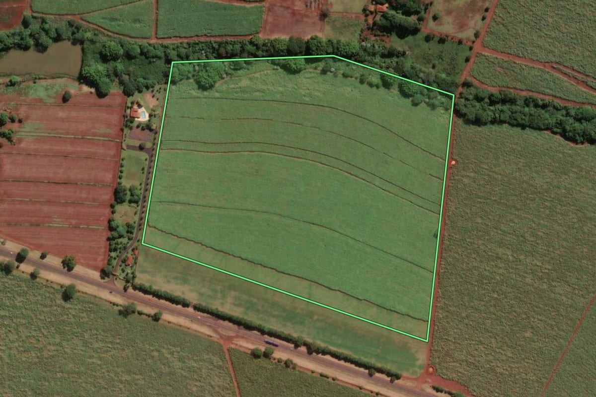 Imagem de satélite do imóvel rural em Jaboticabal (SP), com o contorno declarado no CAR desenhado por cima.