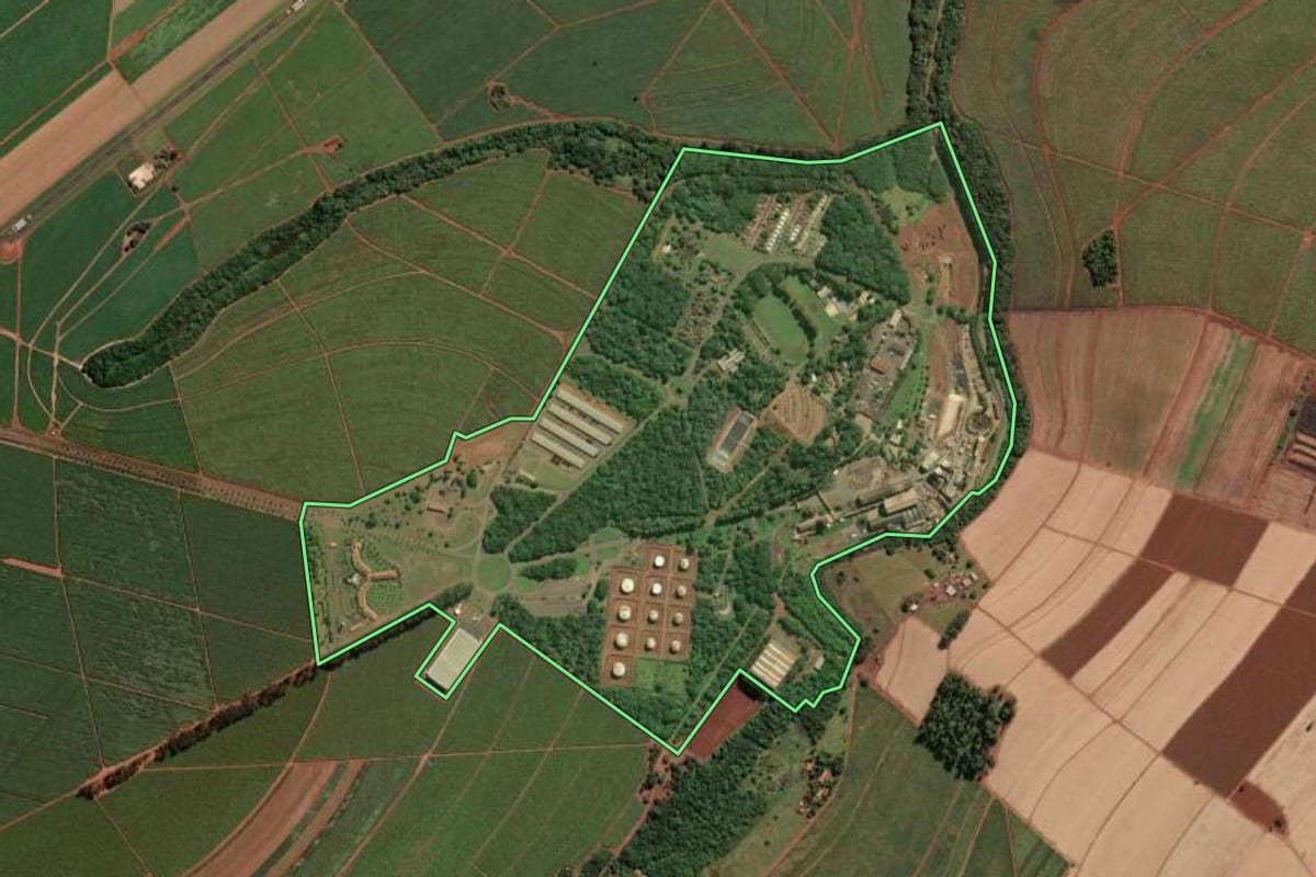 Imagem de satélite do imóvel rural em Jaboticabal (SP), com o contorno declarado no CAR desenhado por cima.