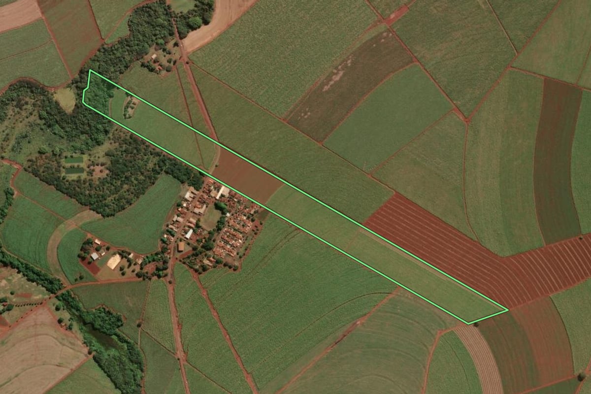 Imagem de satélite do imóvel rural em Jaboticabal (SP), com o contorno declarado no CAR desenhado por cima.
