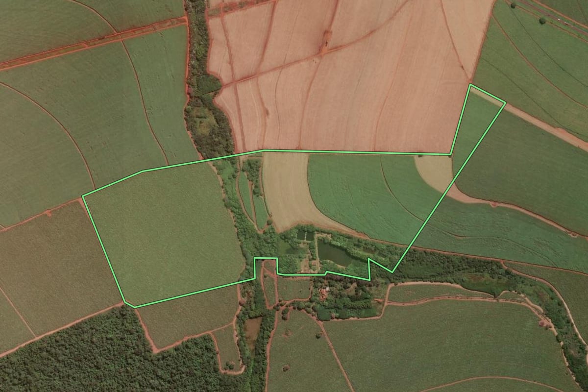 Imagem de satélite do imóvel rural em Jaboticabal (SP), com o contorno declarado no CAR desenhado por cima.