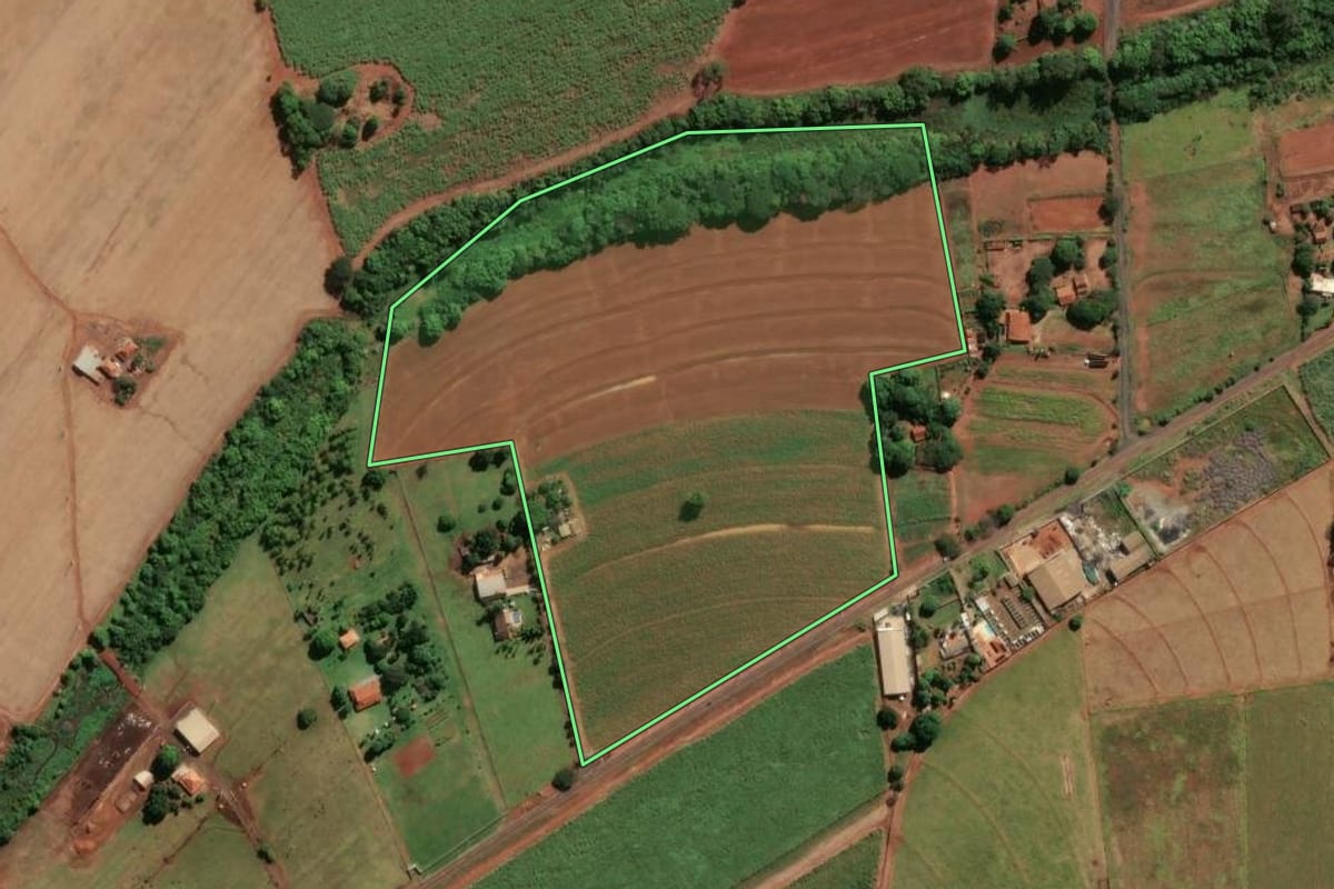 Imagem de satélite do imóvel rural em Jaboticabal (SP), com o contorno declarado no CAR desenhado por cima.