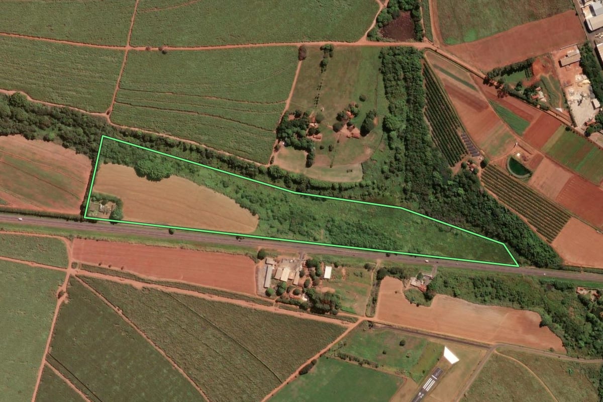 Imagem de satélite do imóvel rural em Jaboticabal (SP), com o contorno declarado no CAR desenhado por cima.