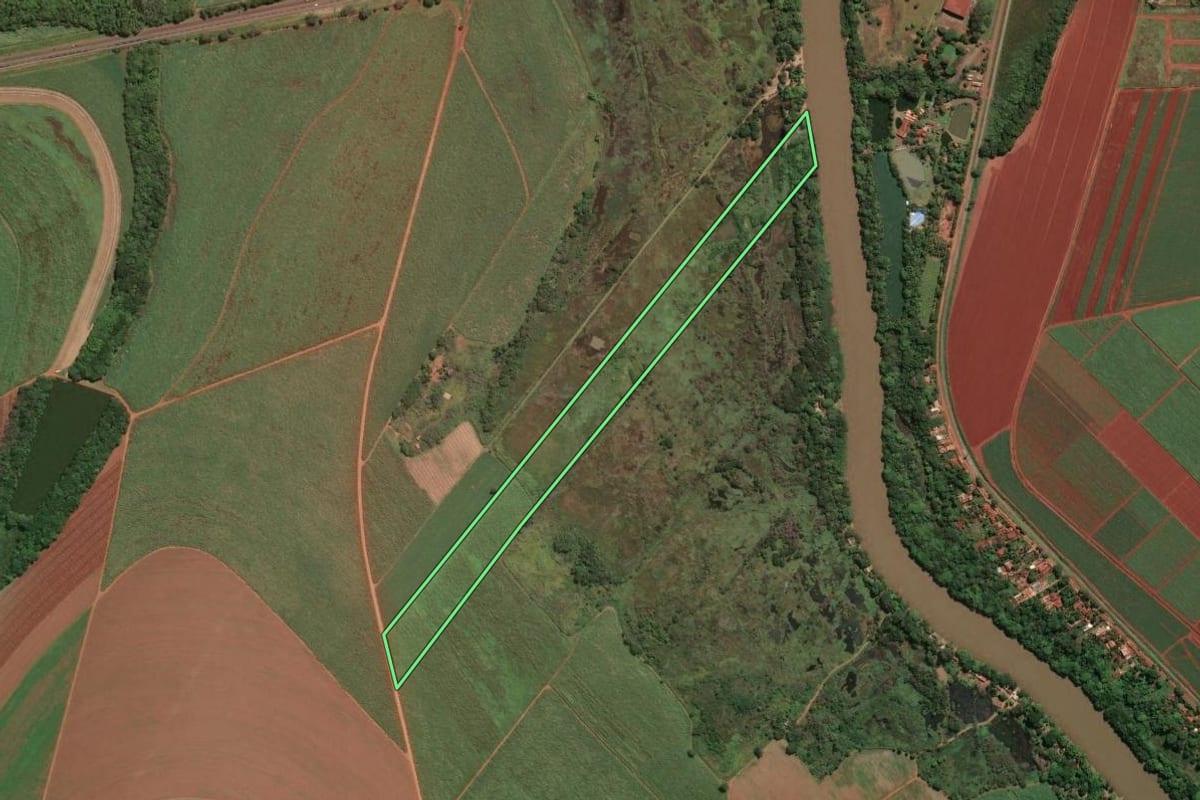 Imagem de satélite do imóvel rural em Jaboticabal (SP), com o contorno declarado no CAR desenhado por cima.