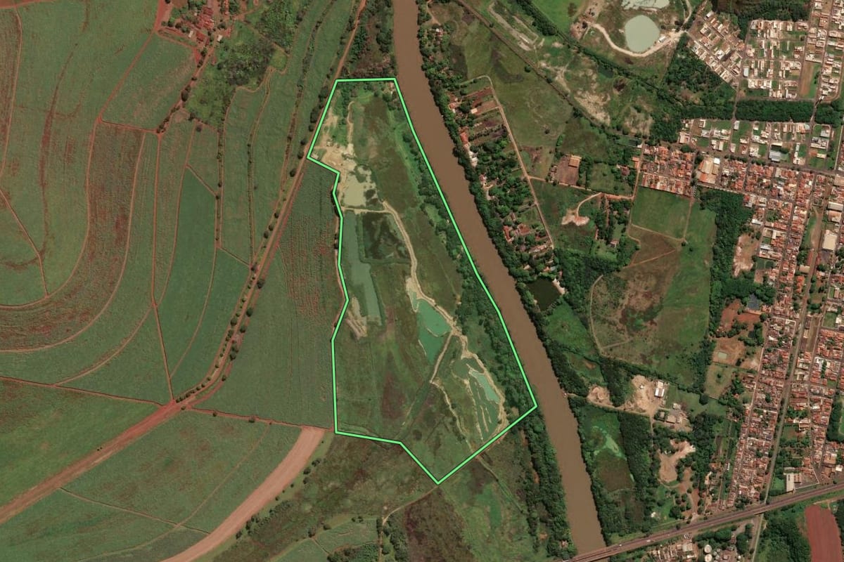 Imagem de satélite do imóvel rural em Jaboticabal (SP), com o contorno declarado no CAR desenhado por cima.