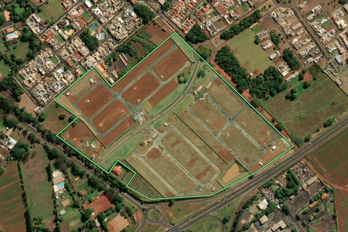 Imagem de satélite do imóvel rural em Jaboticabal (SP), com o contorno declarado no CAR desenhado por cima.