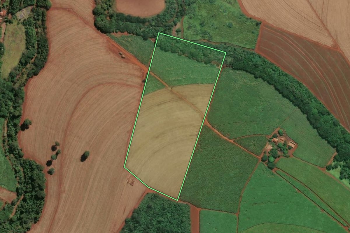Imagem de satélite do imóvel rural em Jaboticabal (SP), com o contorno declarado no CAR desenhado por cima.